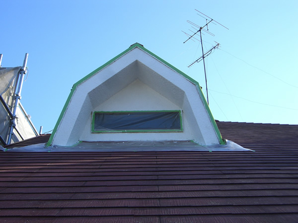 色が違う屋根の出窓